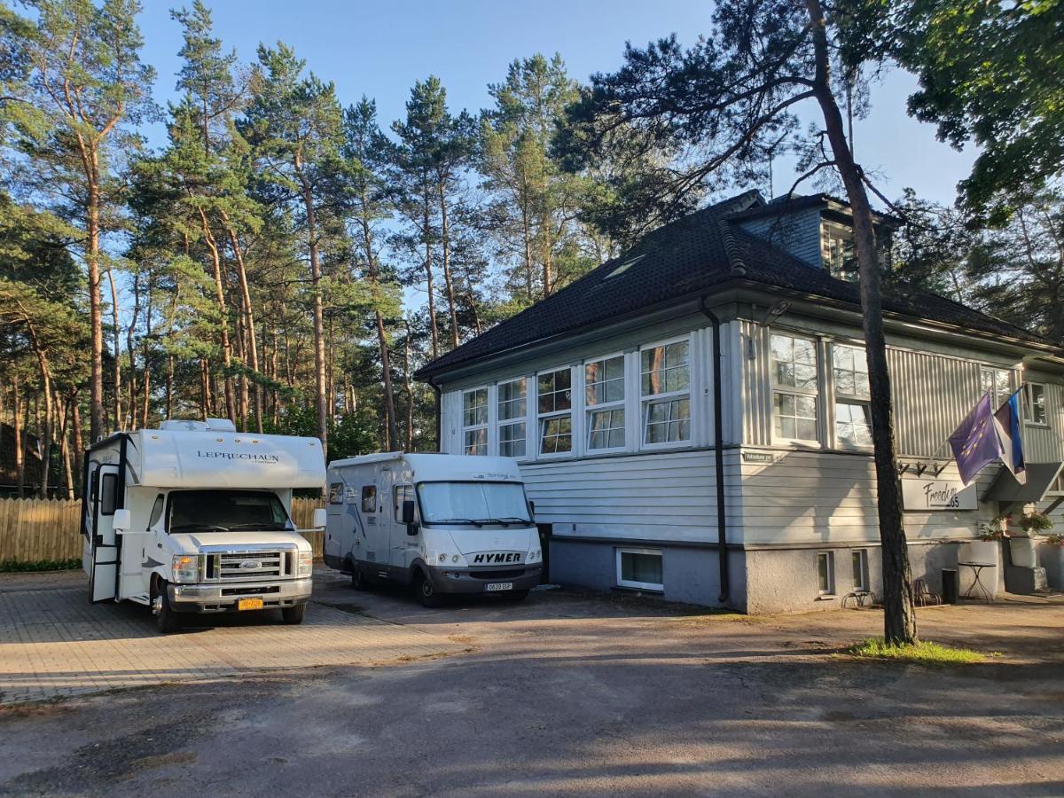 Freedom65 Hostel And Caravan Tallinn Exteriör bild