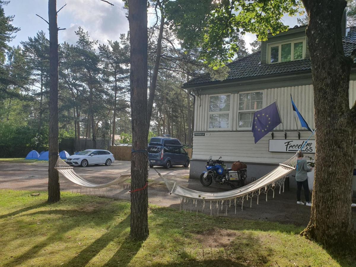 Freedom65 Hostel And Caravan Tallinn Exteriör bild